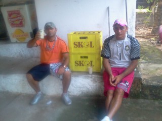 Comemoração do aniver de Célio(Bombado) realizado no local denominado "Bomba" (local combinando com o aniversariante "Bombado", com a presença dos atletas Aldo e Patu (esq para dir).